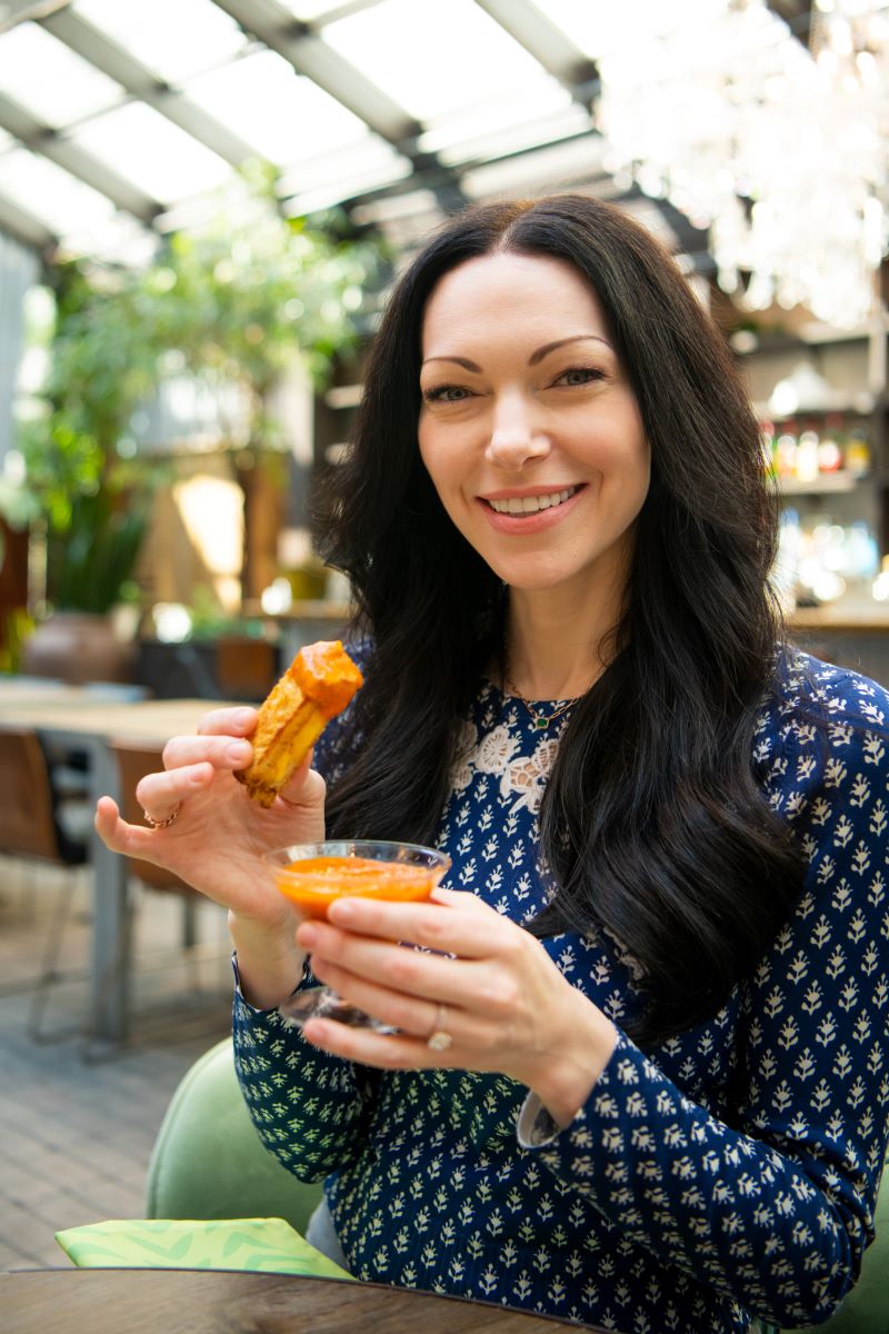 Laura-Prepon-holding-grilled-cheese