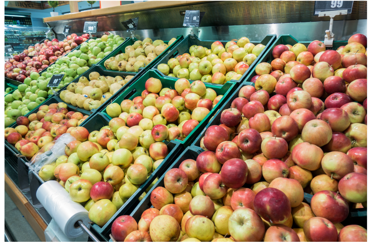 Penjualan buah apel di supermarket